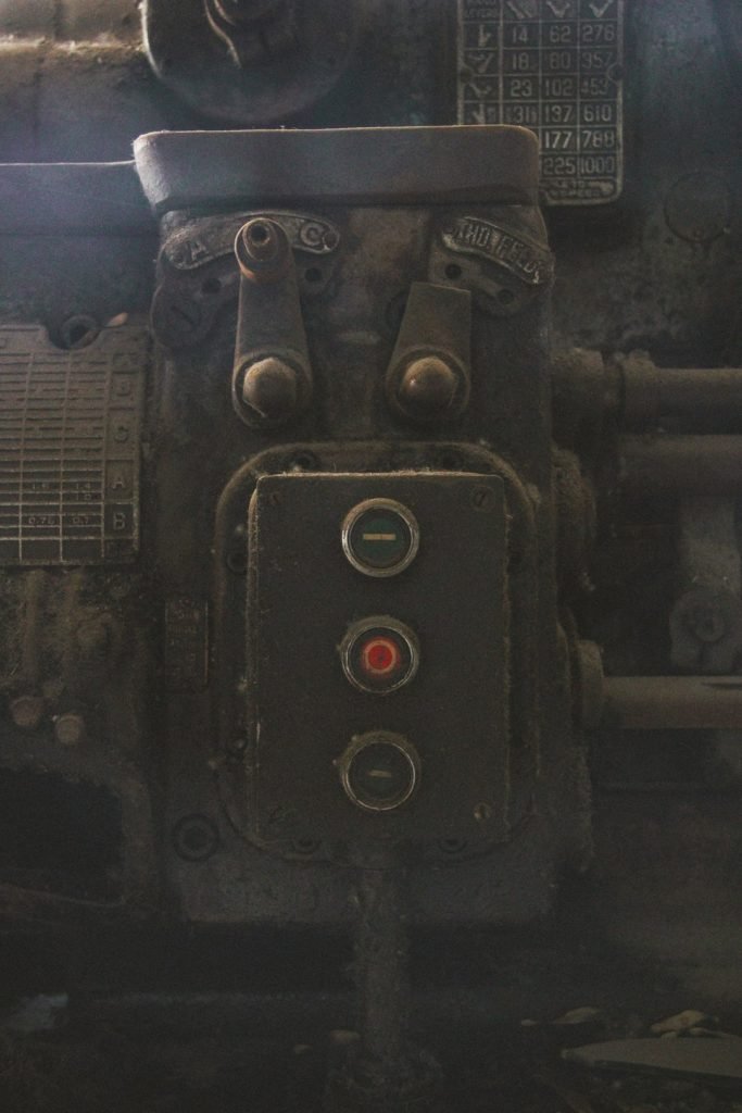 a-machine-with-a-circular-object-on-top-xi2ndicazqo